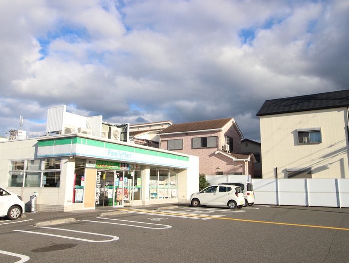 コンビニ　ファミリーマート（コンビニ）まで180m