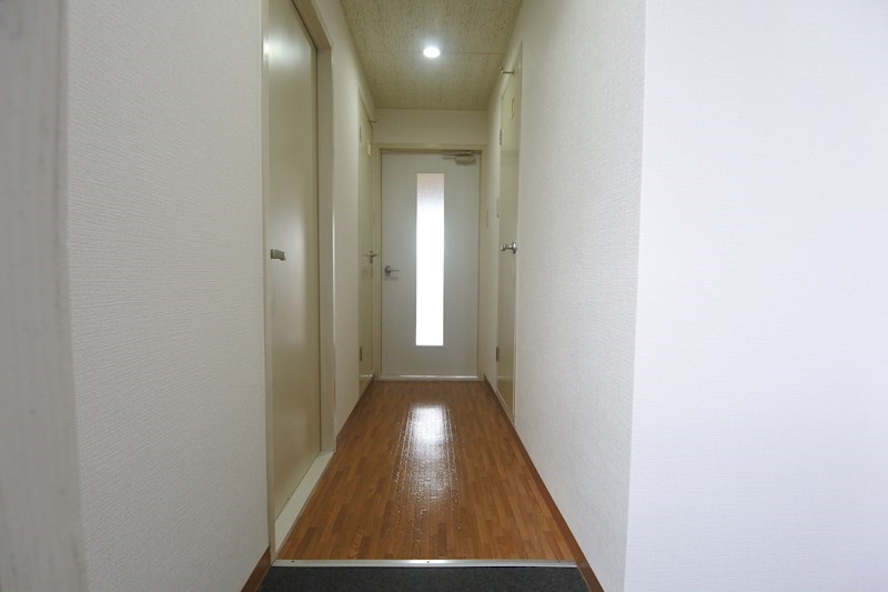 その他　玄関から見た室内