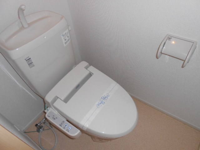 トイレ　温水洗浄便座・小物収納棚有り