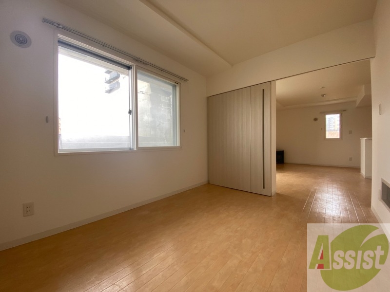 その他部屋・スペース　寝室はこちらです。光が差し込む、温かみのあるお部屋です。