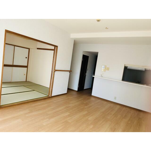 東急ドエルデュアルコート川口ウエストビューの居間写真