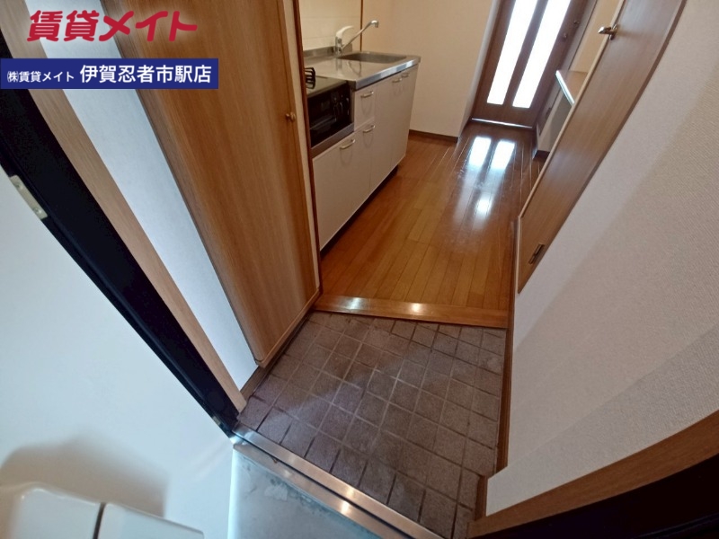 玄関　同物件別部屋写真