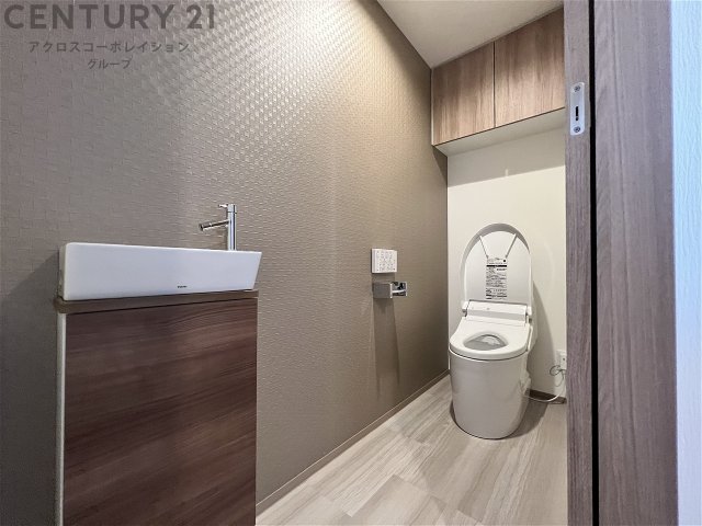 トイレ　温水洗浄便座付きのトイレです♪