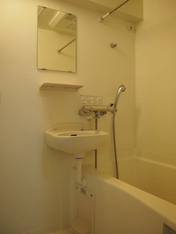 バス・シャワールーム　※同タイプの別のお部屋です。