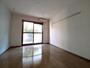 居室・リビング　写真は106号室です。床の色の変更と室内反転の可能性あり