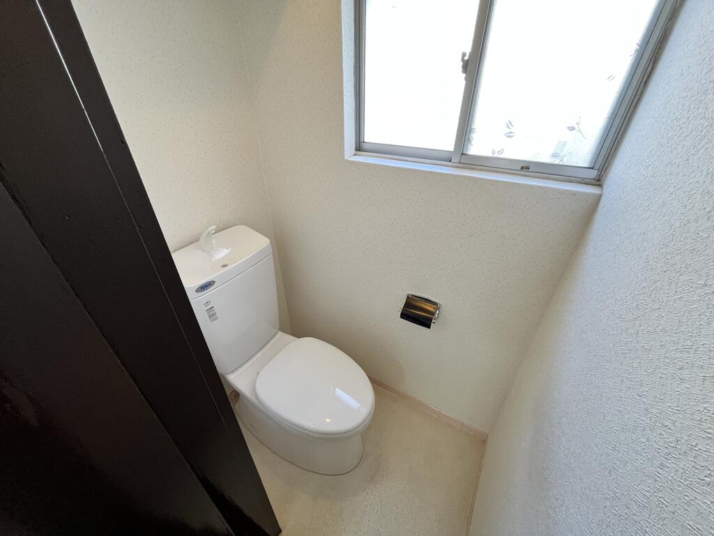 鈴蘭台東町四丁目貸戸建てのトイレ写真