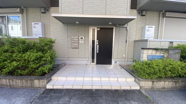 エントランス　落ち着いたエントランスです