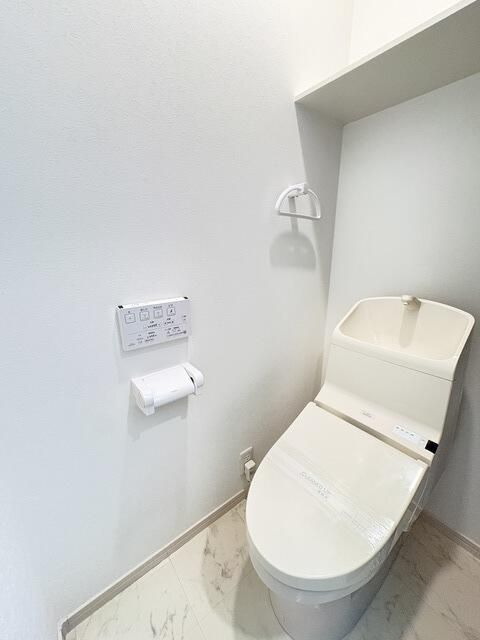 トイレ　白基調で清潔感のあるトイレです♪