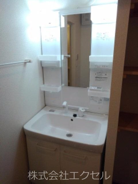 洗面設備　シャワー付き洗面台です。