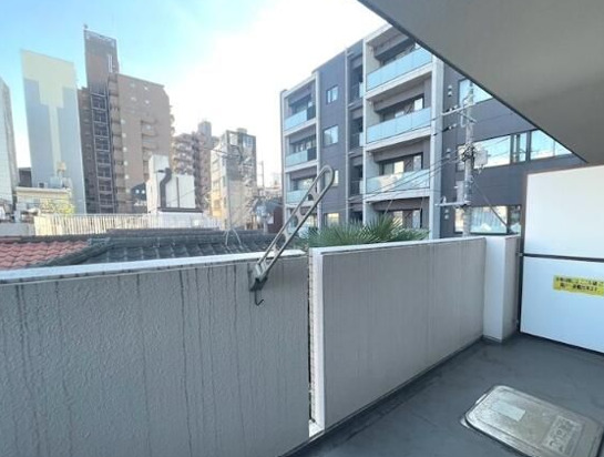 バルコニー　別部屋の画像を使用しております。