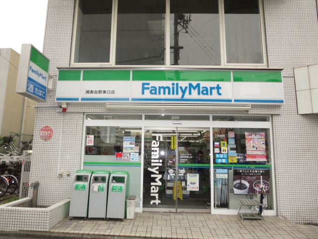コンビニ　ファミリーマート（コンビニ）まで210m