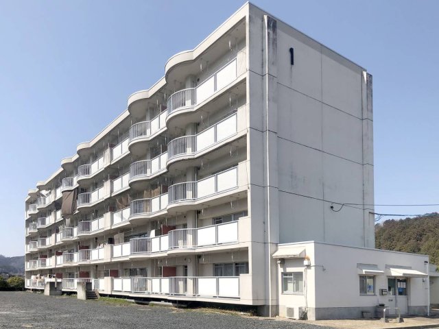 苫田郡鏡野町原のマンションの建物外観