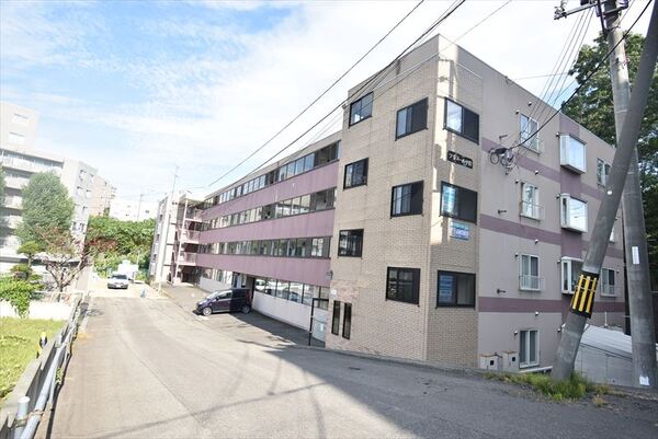 【札幌市豊平区平岸八条のマンションの駐車場】