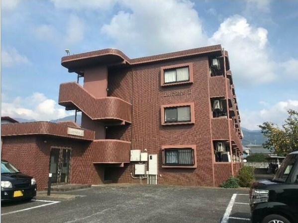 秦野市三屋のマンションの建物外観