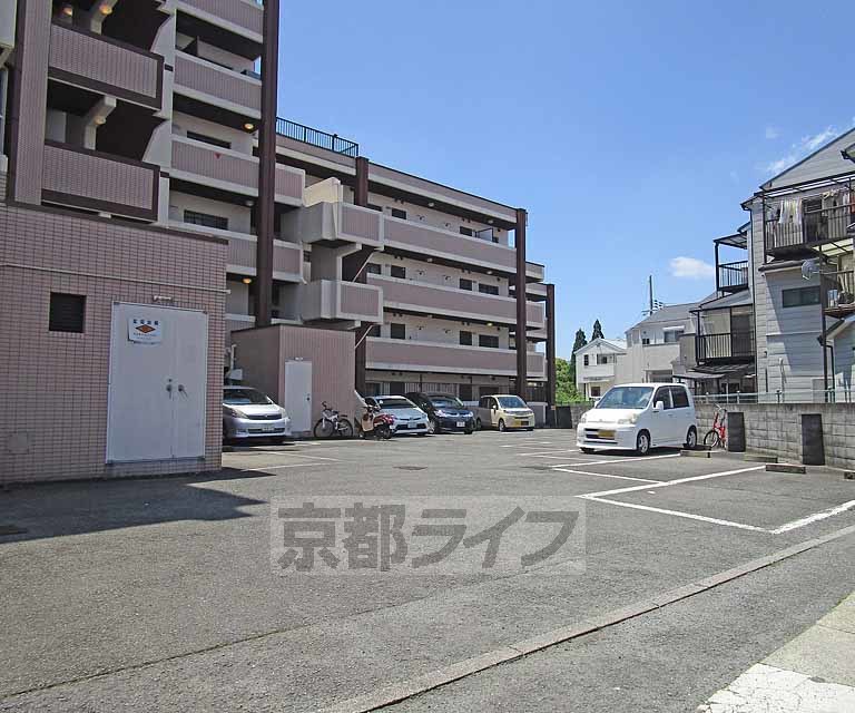 【京都市西京区下津林番条のマンションの駐車場】