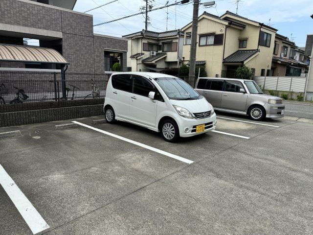 【名古屋市港区明正のアパートの駐車場】