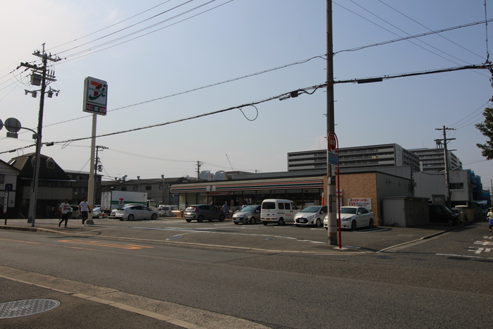 コンビニ　セブンイレブン（コンビニ）まで275m