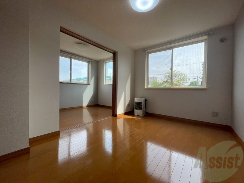 居室・リビング　日当たりが良くて心地よく過ごせそうなお部屋です。