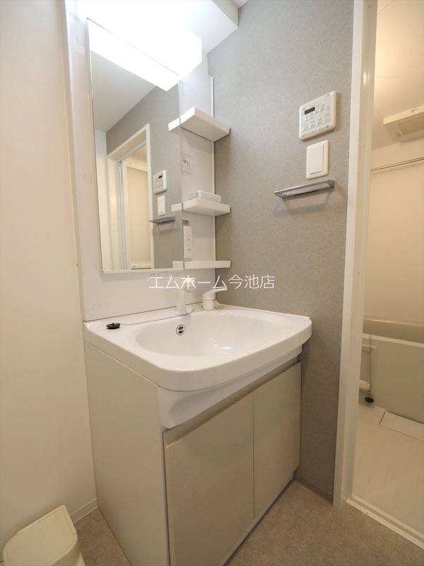 洗面設備　脱衣所　独立洗面台（シャンプードレッサー付）