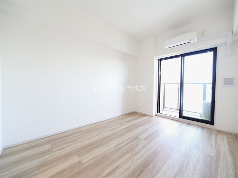 バルコニー　洋室8.1帖　エアコン付　収納充実　南向バルコニー