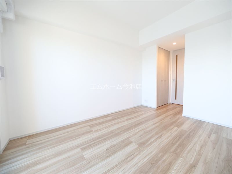 居室・リビング　洋室8.1帖　エアコン付　収納充実　南向バルコニー