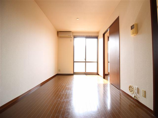 居室・リビング　日当たり良好なリビング。エアコン付き