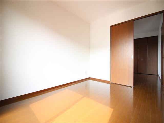 その他　洋室も日当たり良好です