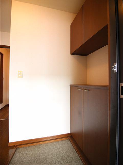 玄関　シューズボックスで靴も整理整頓