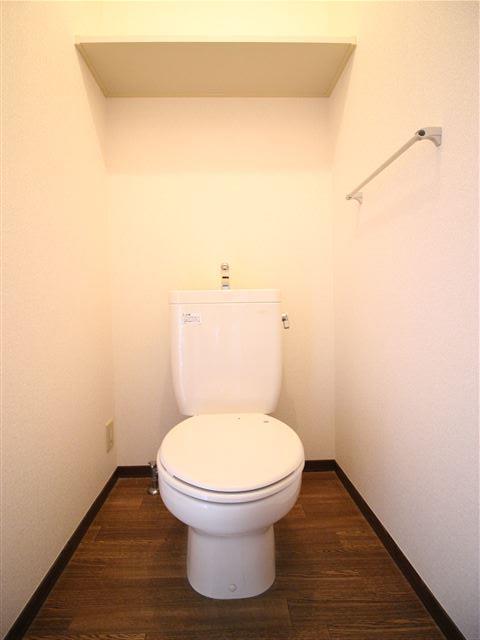 トイレ　収納棚があり便利です