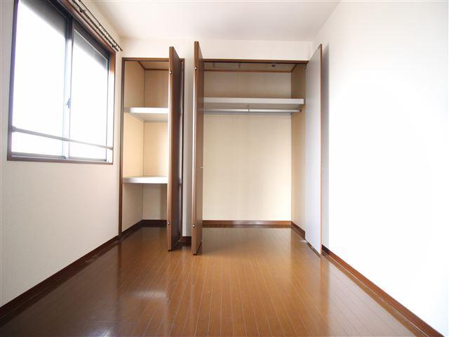 収納　奥行きあるクローゼットでお荷物スッキリ