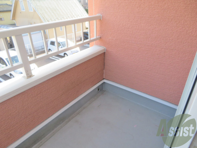 バルコニー　スペース広めで洗濯物も外干しできそうですね