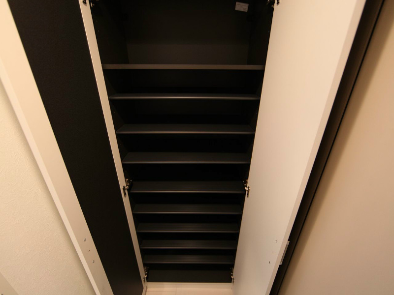 玄関　玄関　シューズッボックス付（収納充実してます）