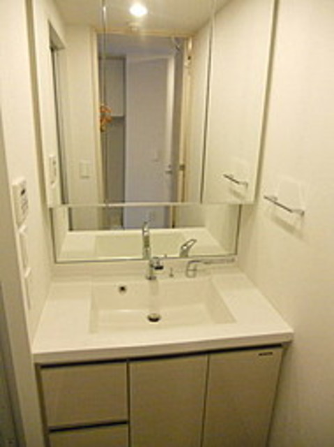 洗面設備　同建物内の写真を掲載しており、実際の部屋とは異なる場合がござ