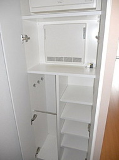 玄関　同建物内の写真を掲載しており、実際の部屋とは異なる場合がござ