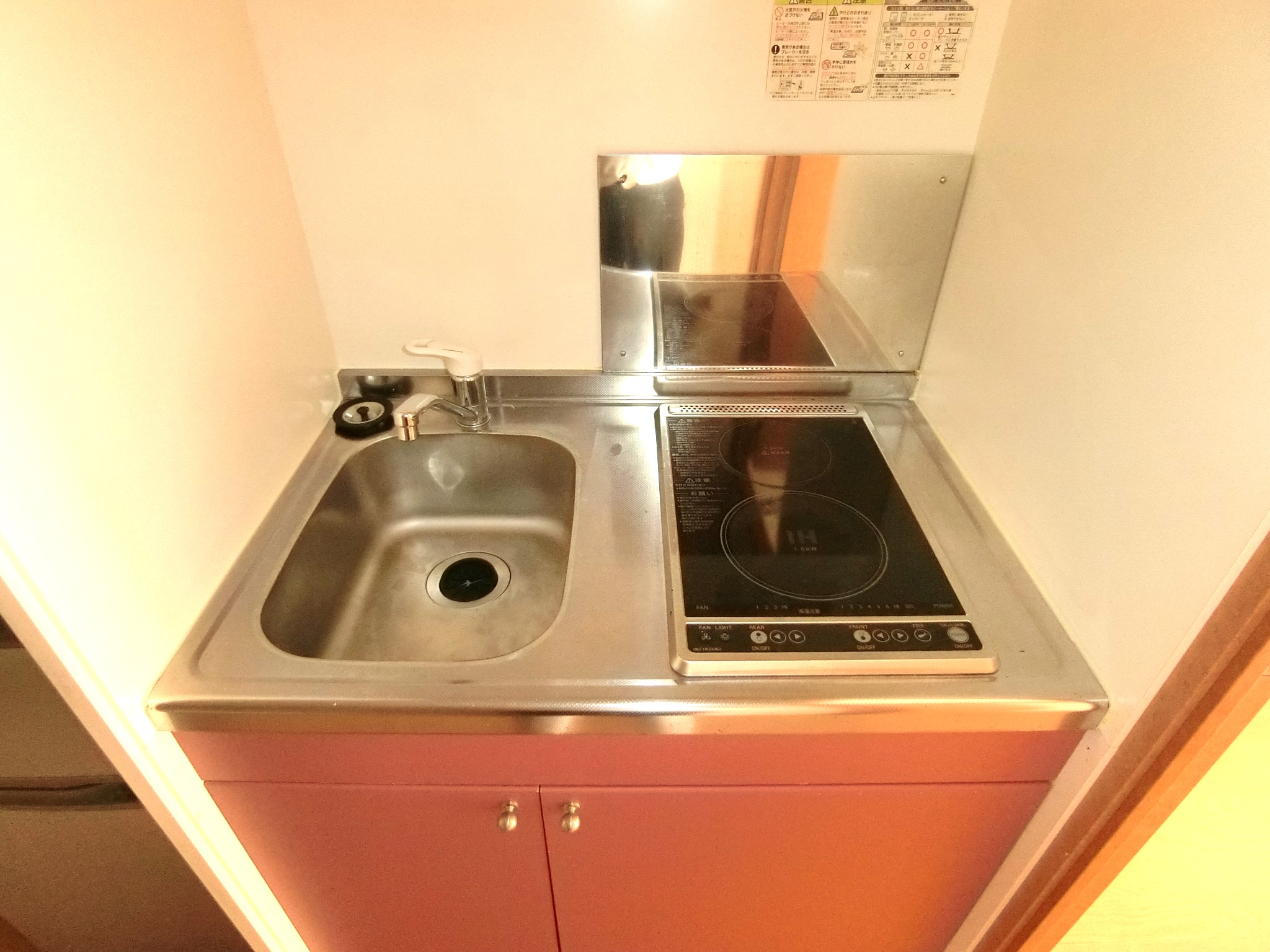 キッチン　キッチンに２口コンロと２ドア冷蔵庫・電子レンジを完備です☆