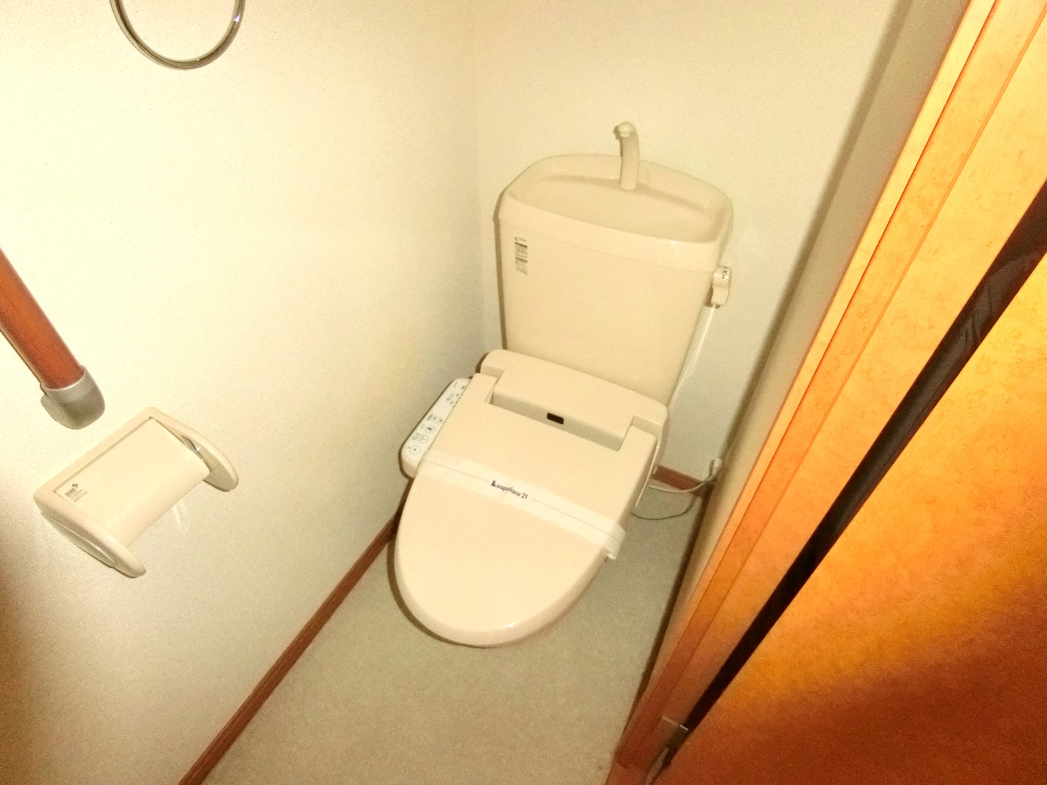 トイレ　温水洗浄便座付トイレです☆