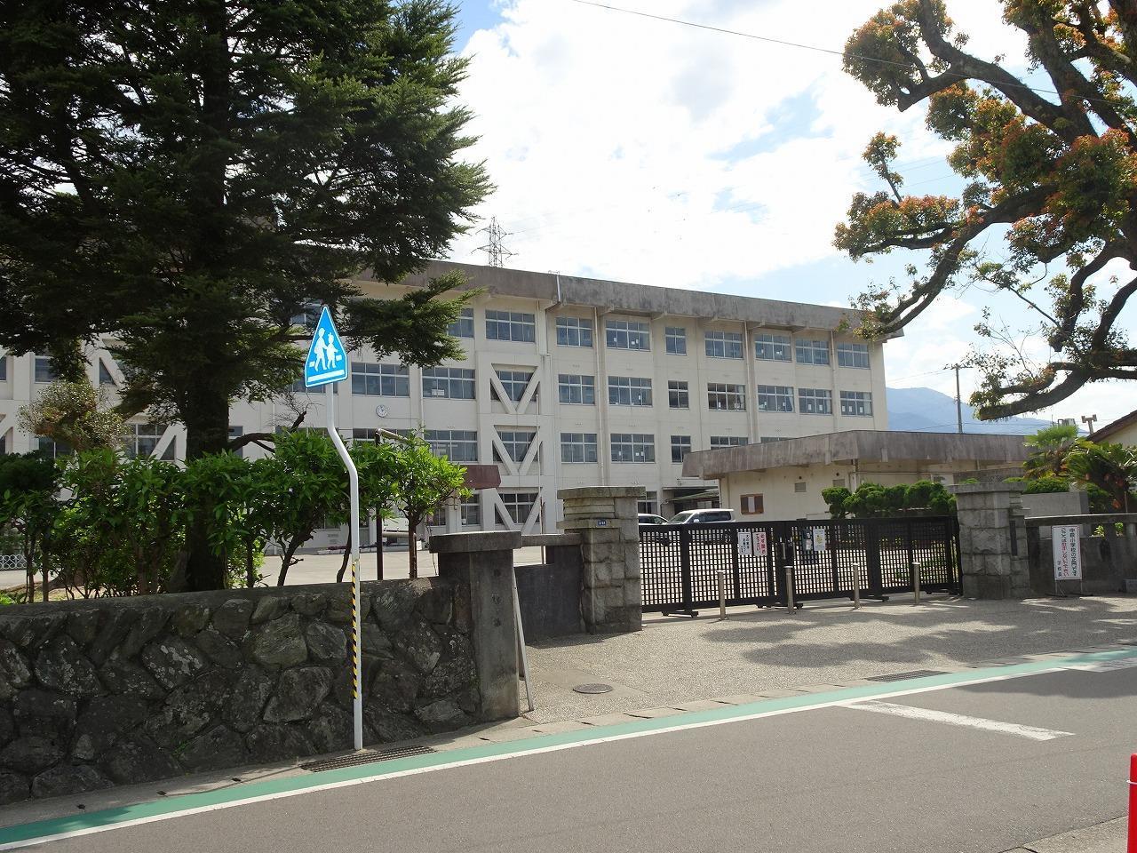 小学校　中萩小学校（小学校）まで813m