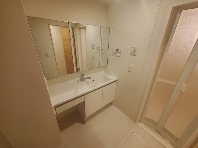 洗面設備　独立洗面化粧台が付いています