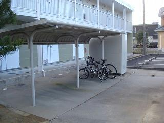 その他　屋根付き駐輪場。