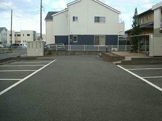 駐車場　駐車場は全12台分ご用意しております。