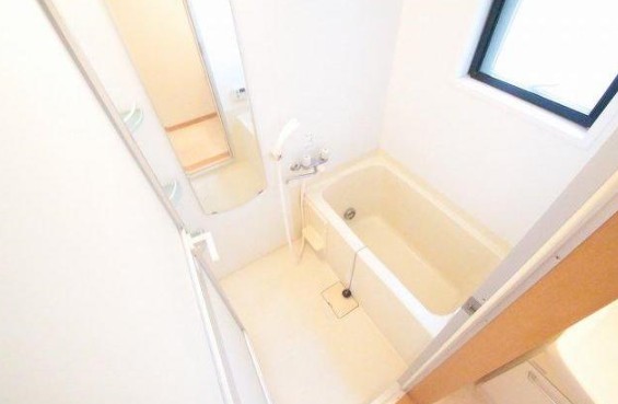 バス・シャワールーム　追い焚き機能付きバス。