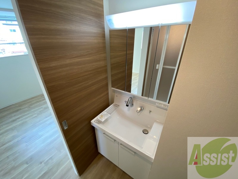 洗面設備　独立洗面台です。大きくてよいですね。シャンプーもできます。