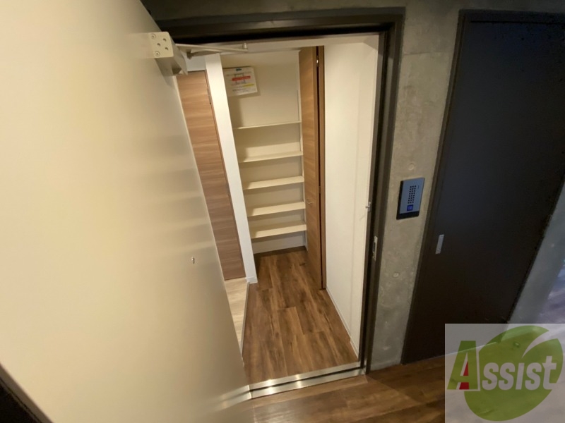 玄関　玄関です。ご覧の通り広々としていますね。