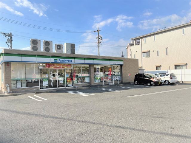 飲食店　ファミリーマート（飲食店）まで570m