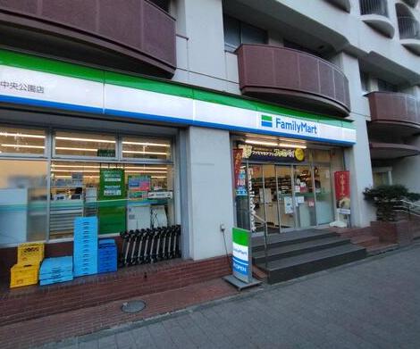 コンビニ　ファミリーマート新宿中央公園店（コンビニ）まで134m