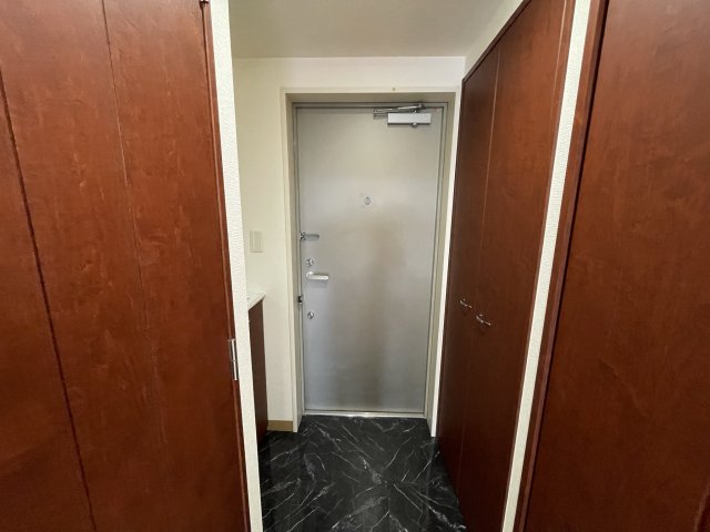 玄関　イメージとして同マンション他部屋を表示しています
