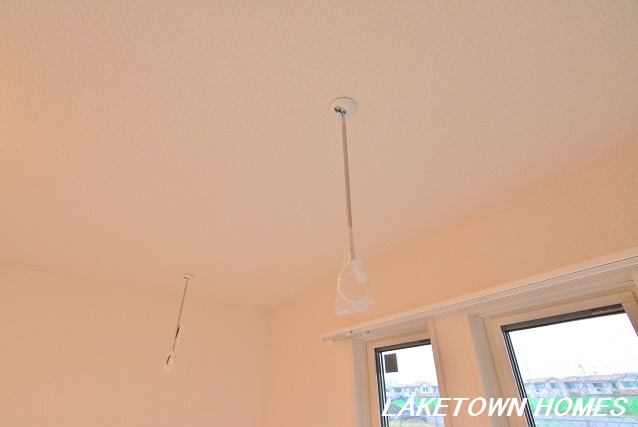 その他設備　東側洋室に室内物干しがあります。