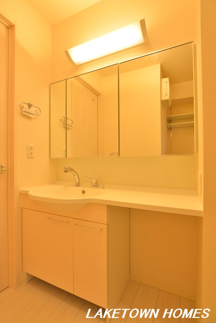 洗面設備　三面鏡の洗髪洗面化粧台です。