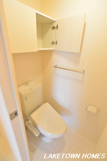 トイレ　上部に収納のある温水洗浄便座付のトイレです。
