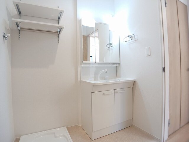 洗面設備　明るい洗面所です